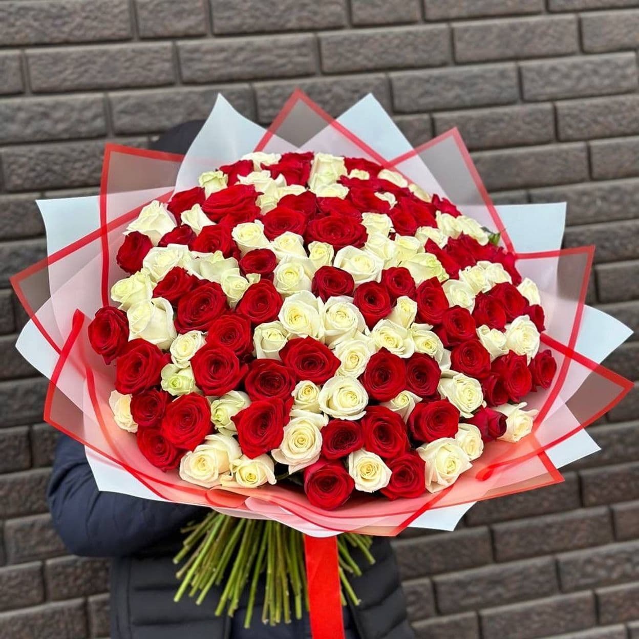 Купить 121 Роза в упаковке