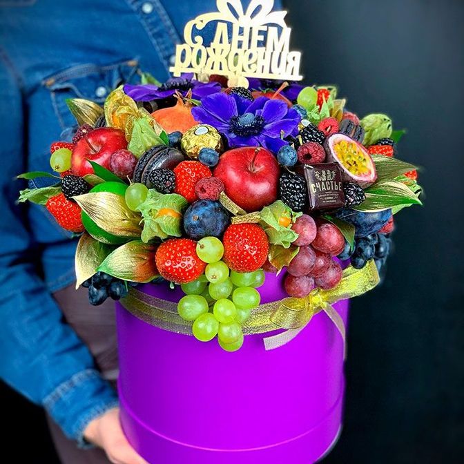 Шляпная коробка из фруктов с цветами