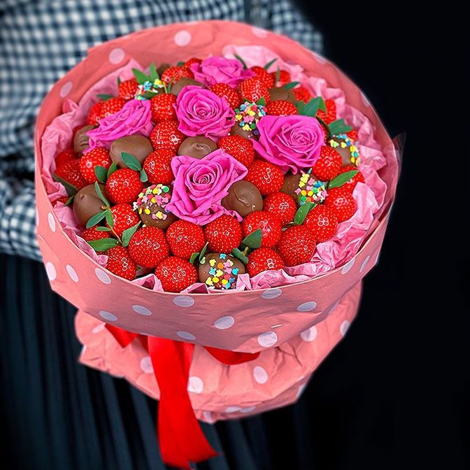 Букет из клубники и роз