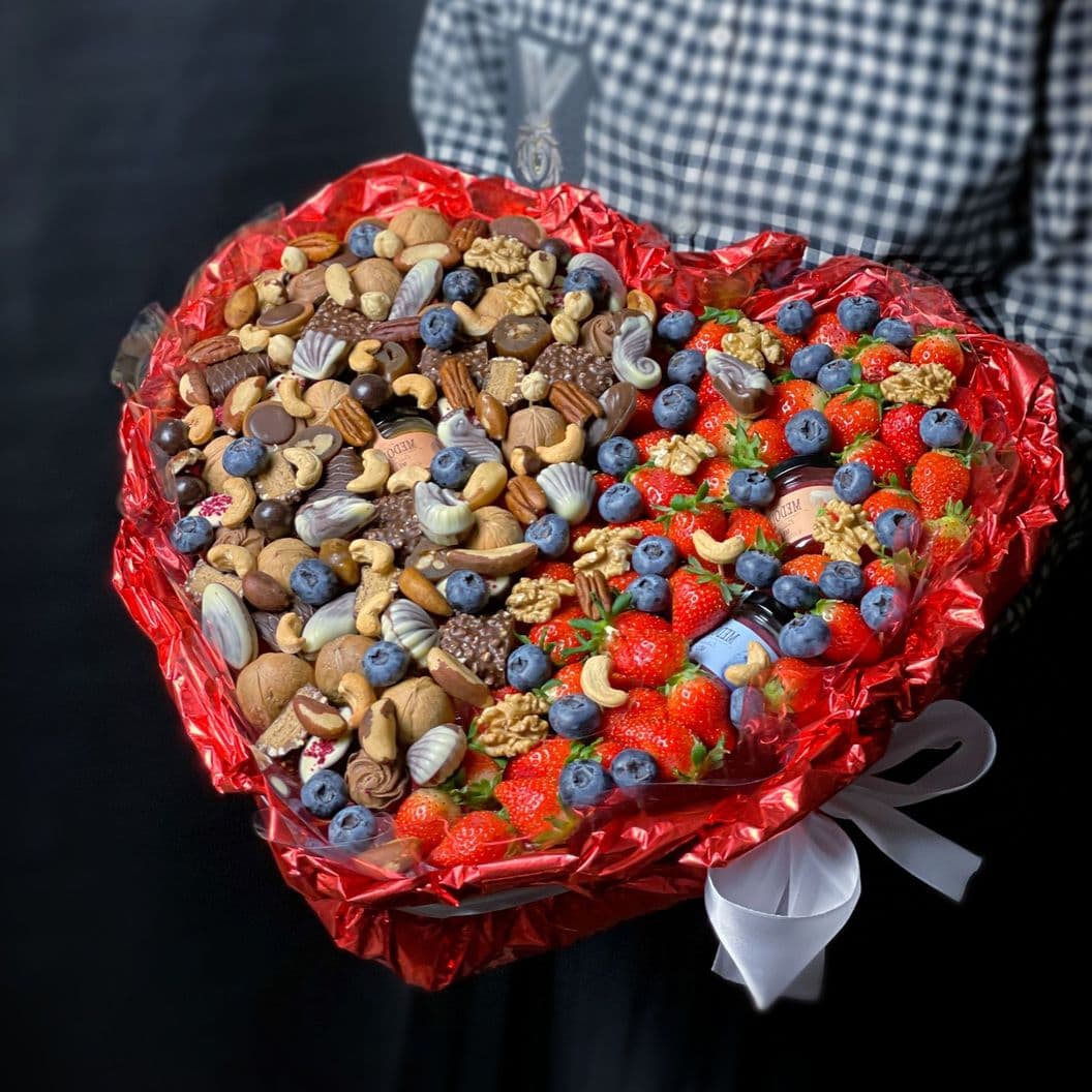 Купить Букет сердце из конфет и ягод арт. 462