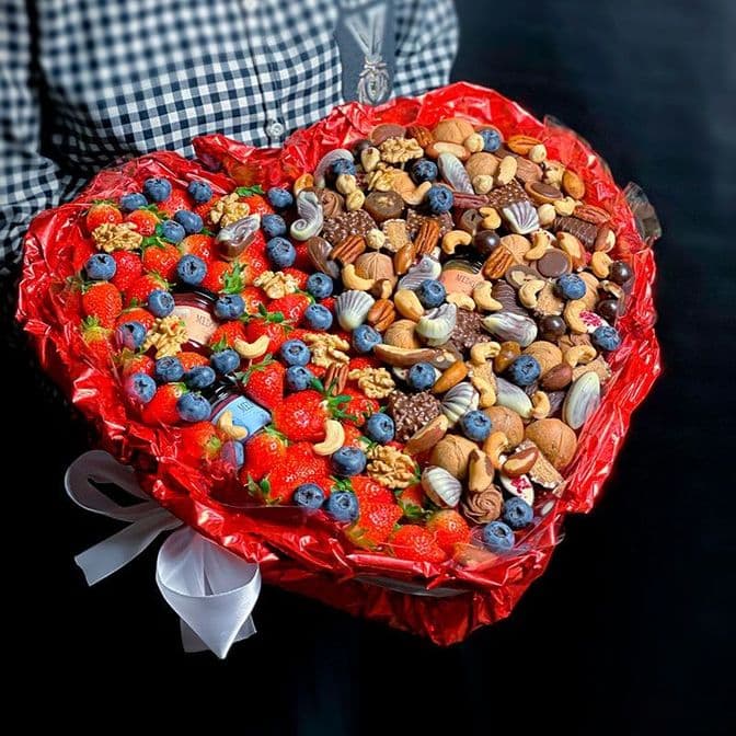 Букет сердце из конфет и ягод