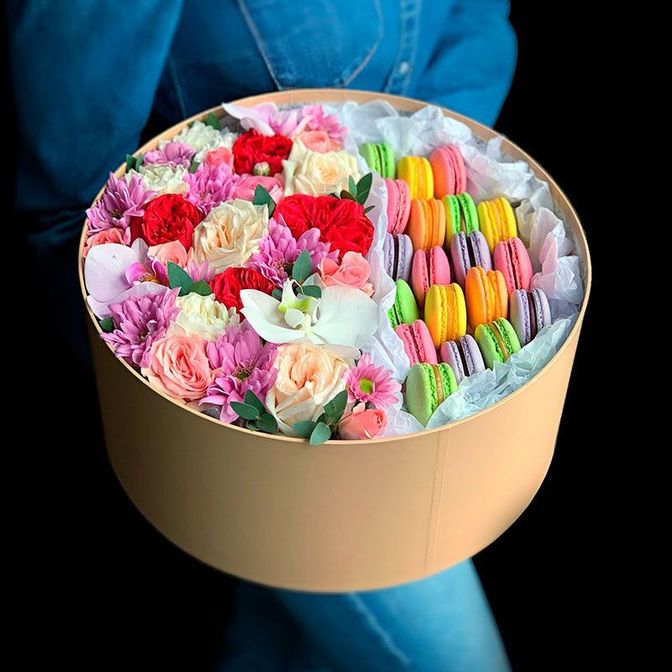 Коробка из цветов и макаронс