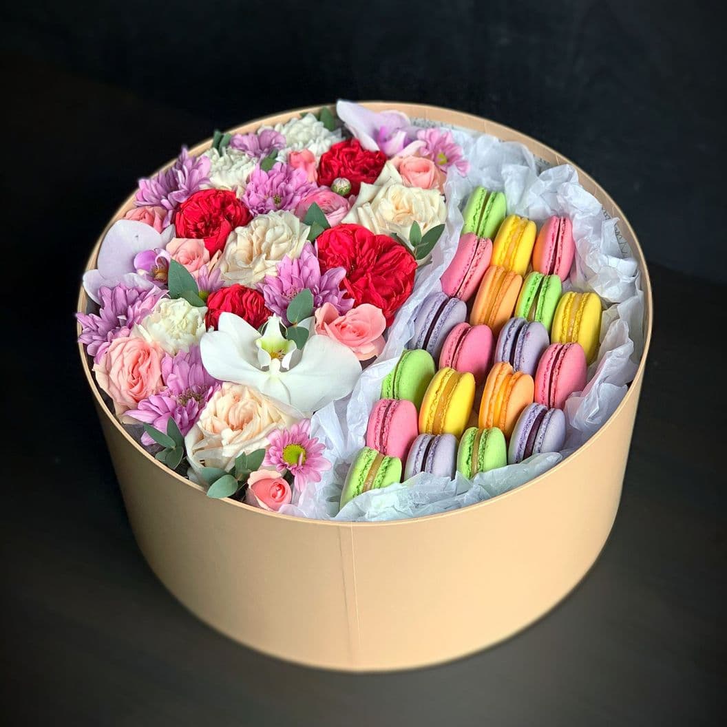 Купить Коробка из цветов и макаронс арт. 274