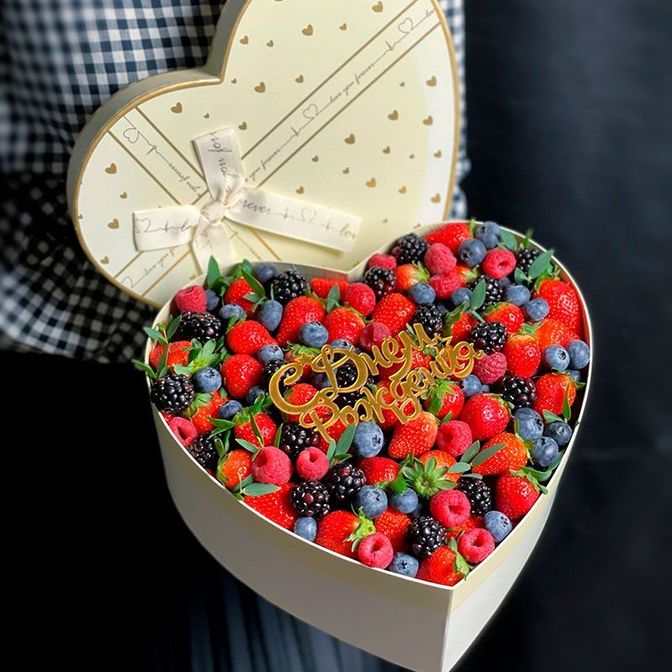 Шляпная коробка сердце из ягод микс