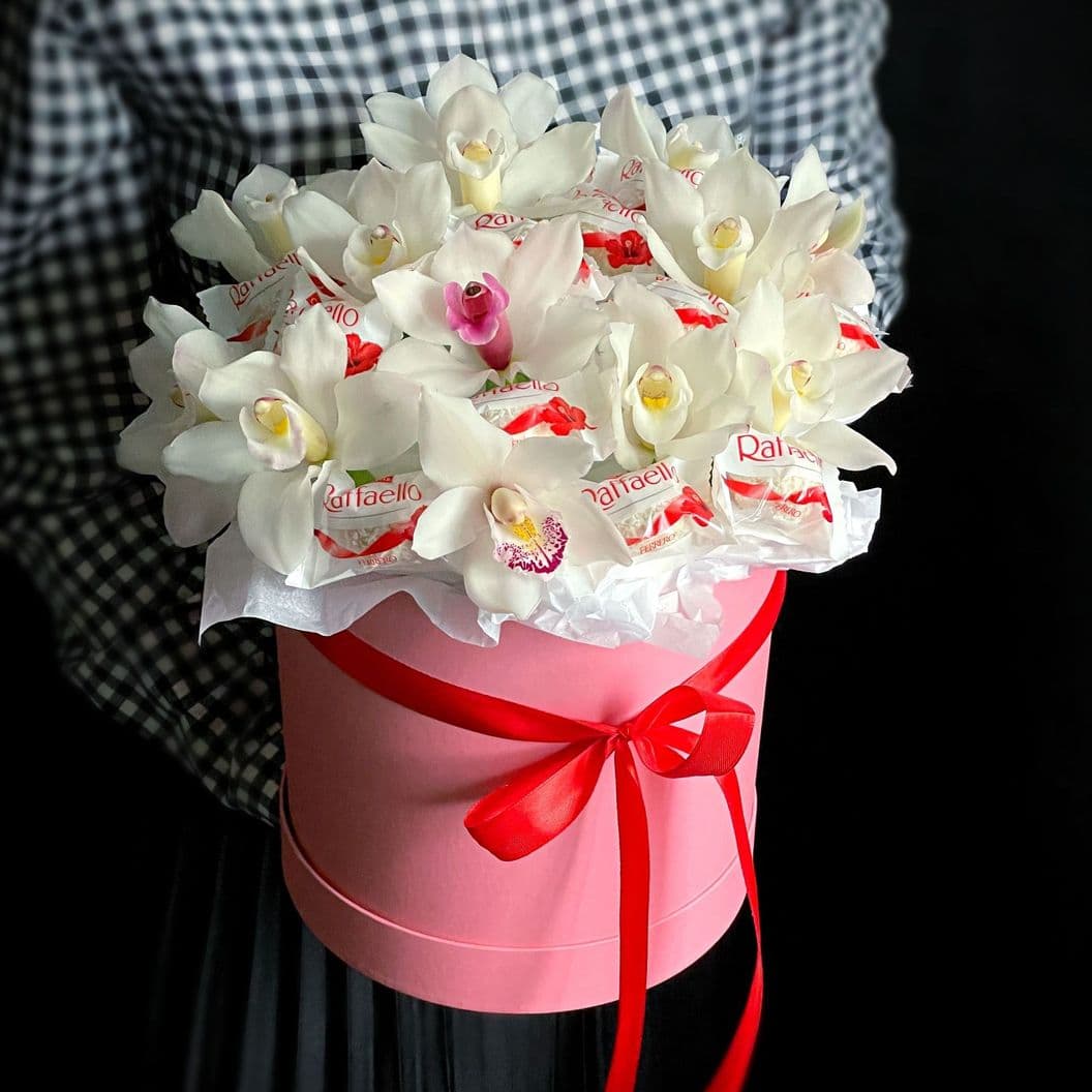 Купить Букет в коробке из орхидеи и конфет арт. 471