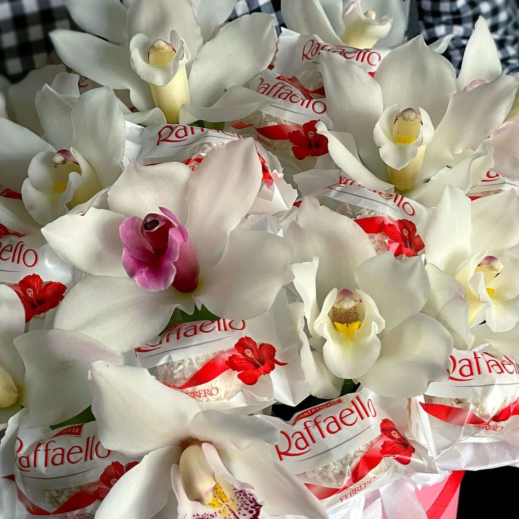 Купить Букет в коробке из орхидеи и конфет арт. 471