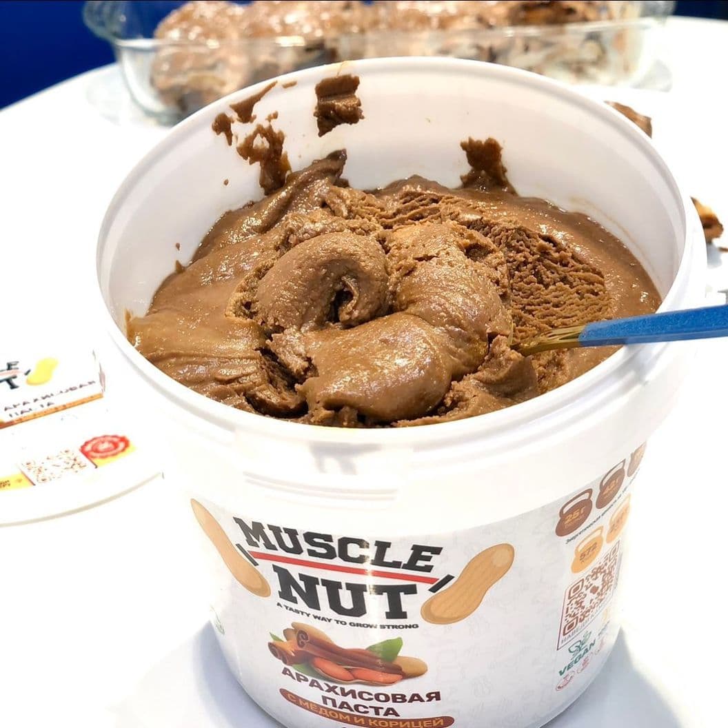 Купить Арахисовая паста Muscle Nut с мёдом и корицей, без сахара, натуральная, высокобелковая, 1000 г