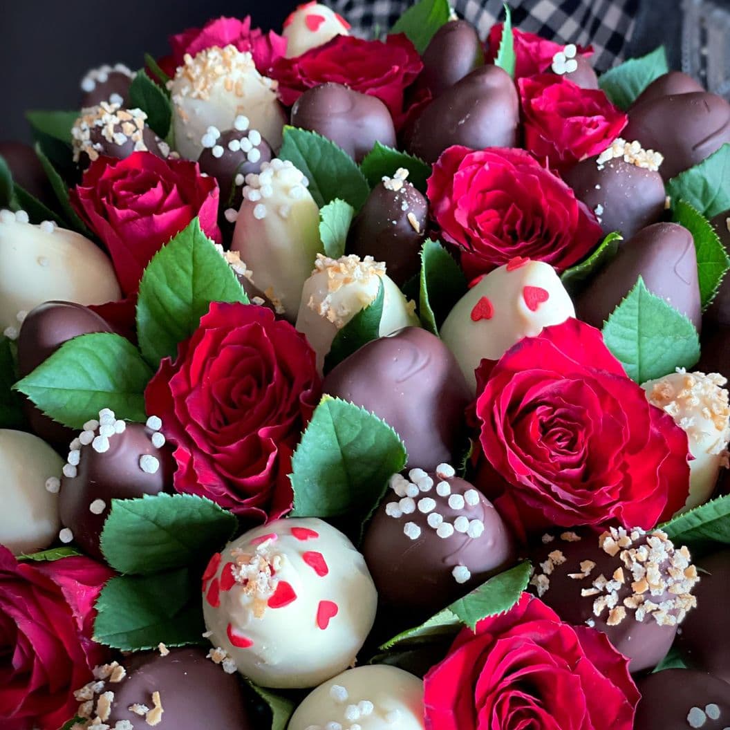 Купить Клубника в шоколаде с розами арт. 493