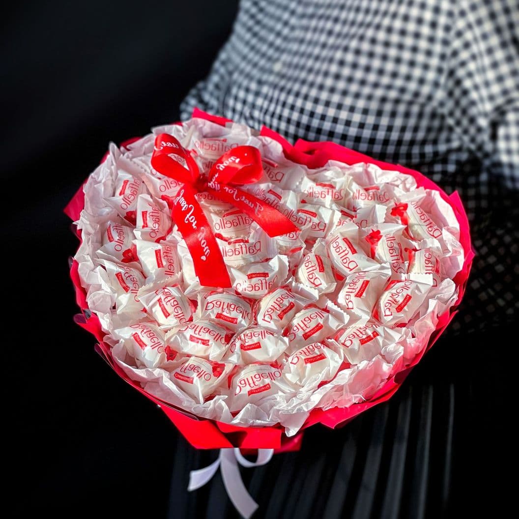 Купить Букет сердце из конфет рафаэлло арт. 401