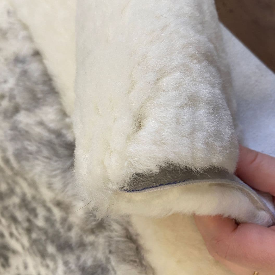 Купить Меховой ковер из натуральной 100% овчины. 2м х 1.8м. Природный окрас белый с пятнами.