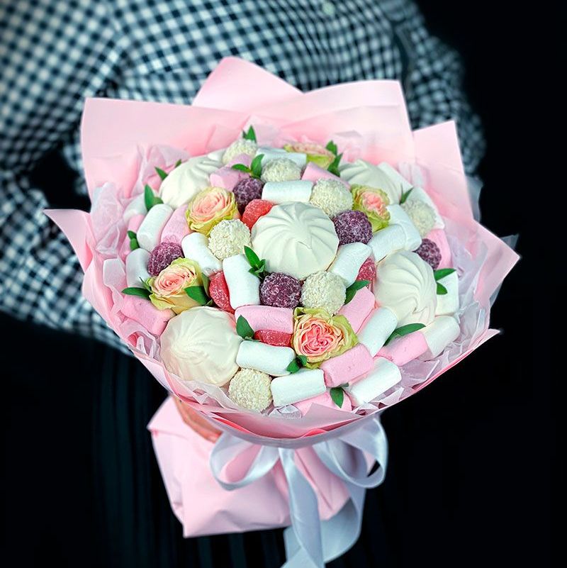 Купить Букет из сладостей с цветами арт. 80