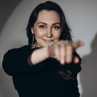 АЛЕНА УГЛОВА