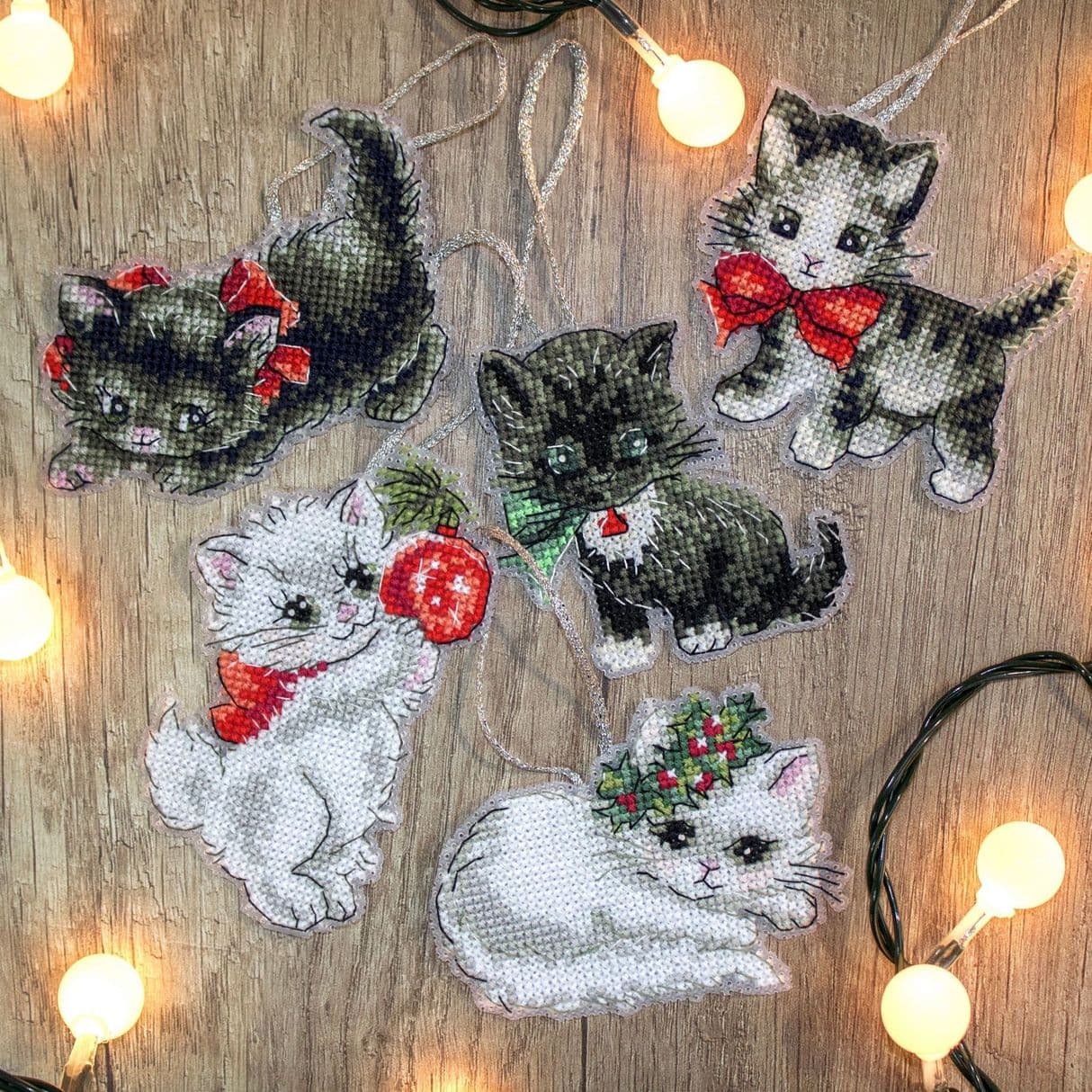 вышивка крестом ёлочные игрушки Рождество котята