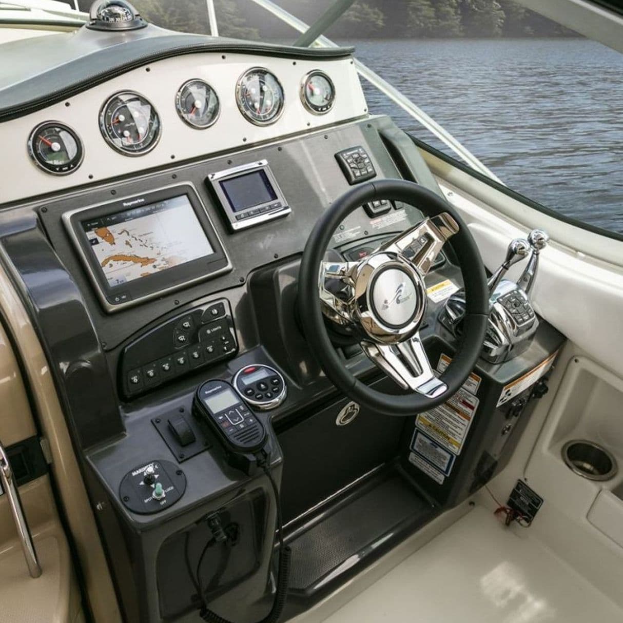 Моторная яхта Sea Ray