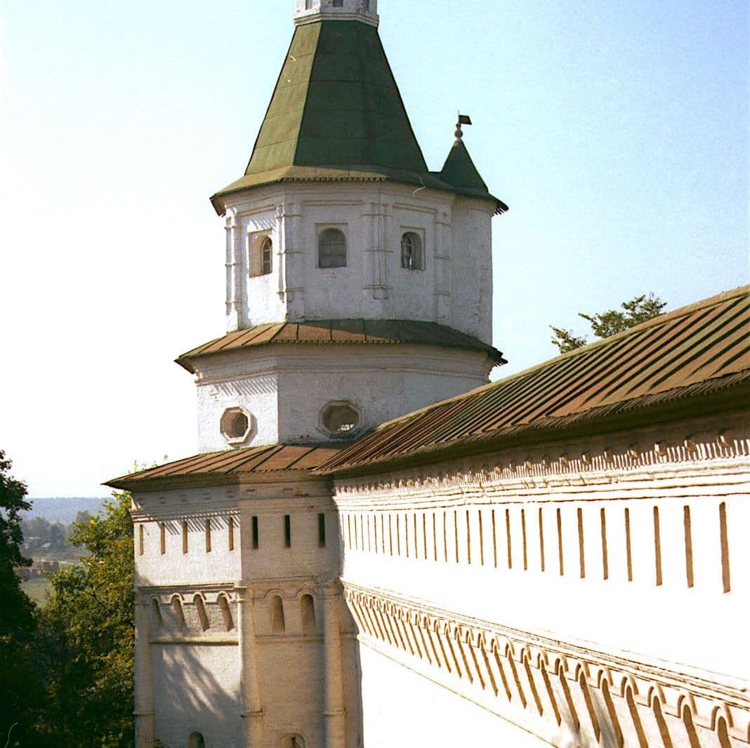 Стена НовоИерусалимского монастыря в Истре