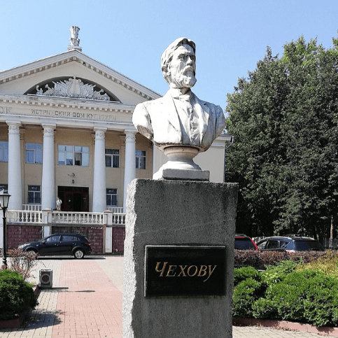 Памятник Чехову на фоне ДК в Истре