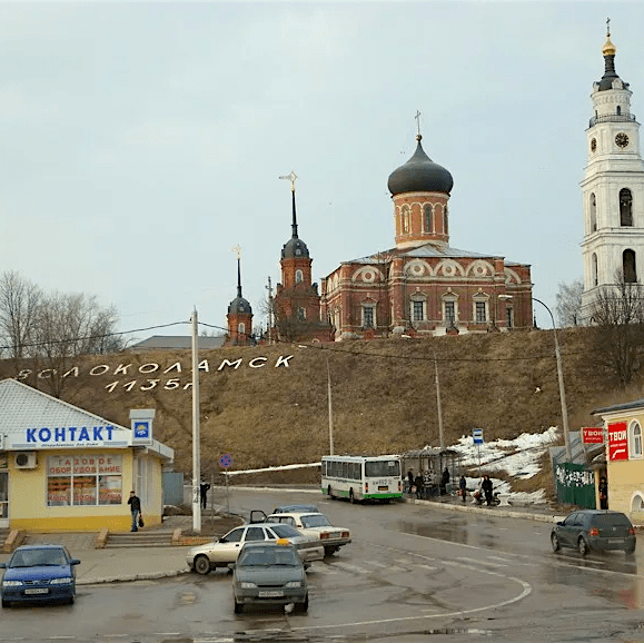 Фото центральной площади Волоколамска с видом на Кремль