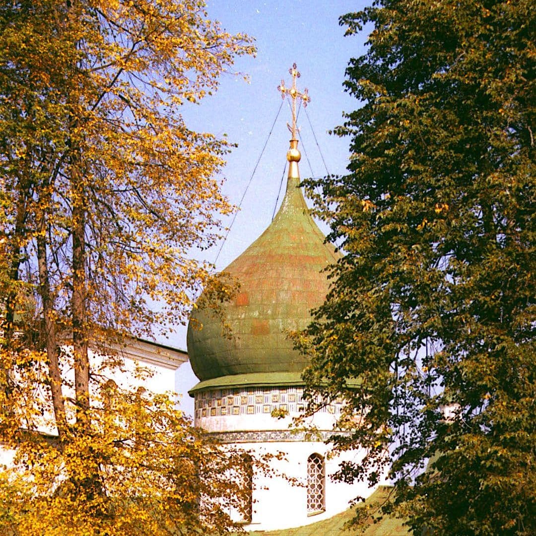 Купол живописного древнего храма на территории подмосковной Истры