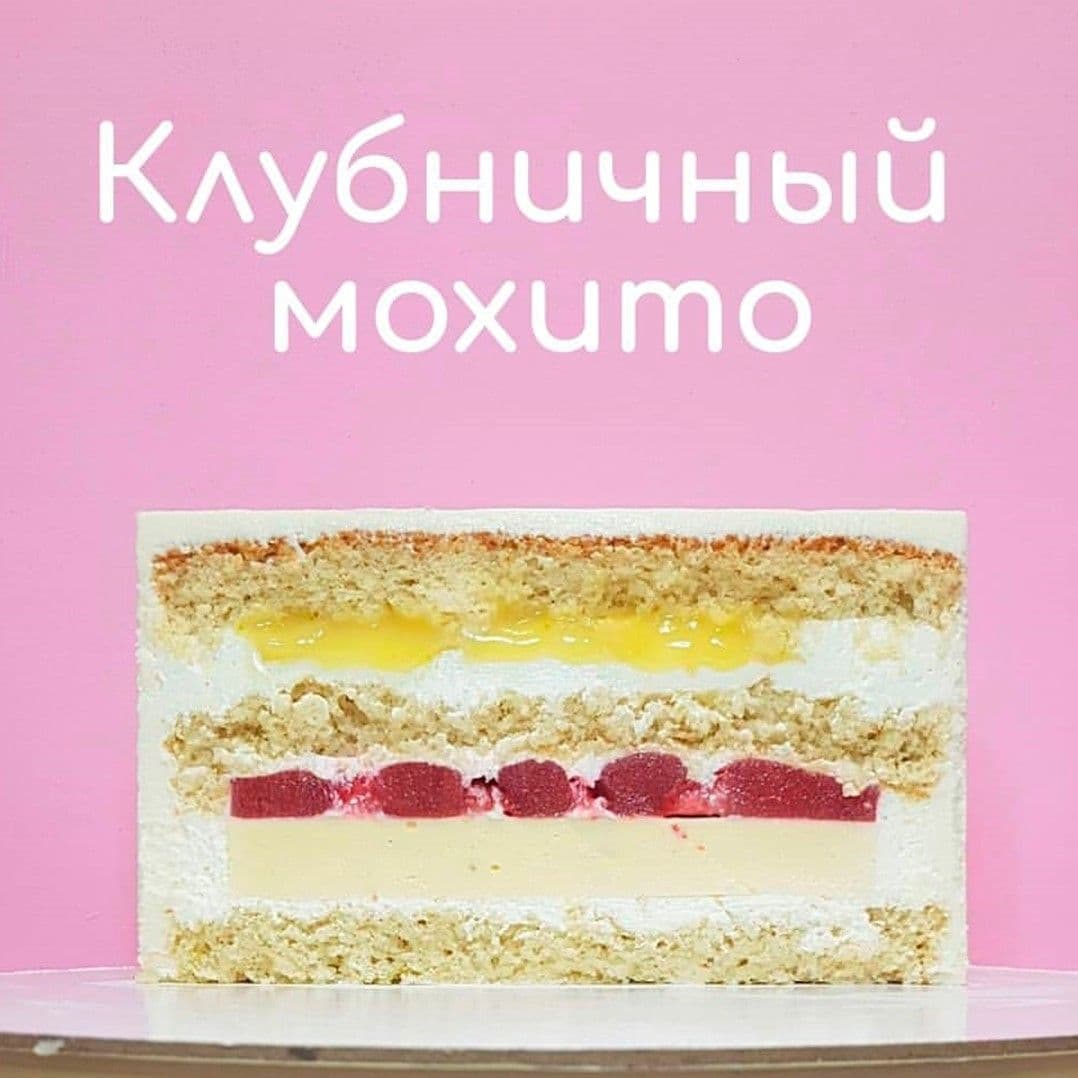 Разрез торта с описанием вкуса начинки клубничный-мохито