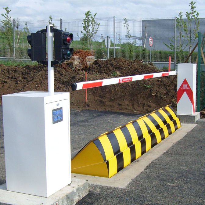 Дорожные устройства. Противотаранный блок бетонный. Противотаранный дорожный блокиратор. Дорожный блокиратор Argo. Автоматический дорожный блокиратор заднего хода.