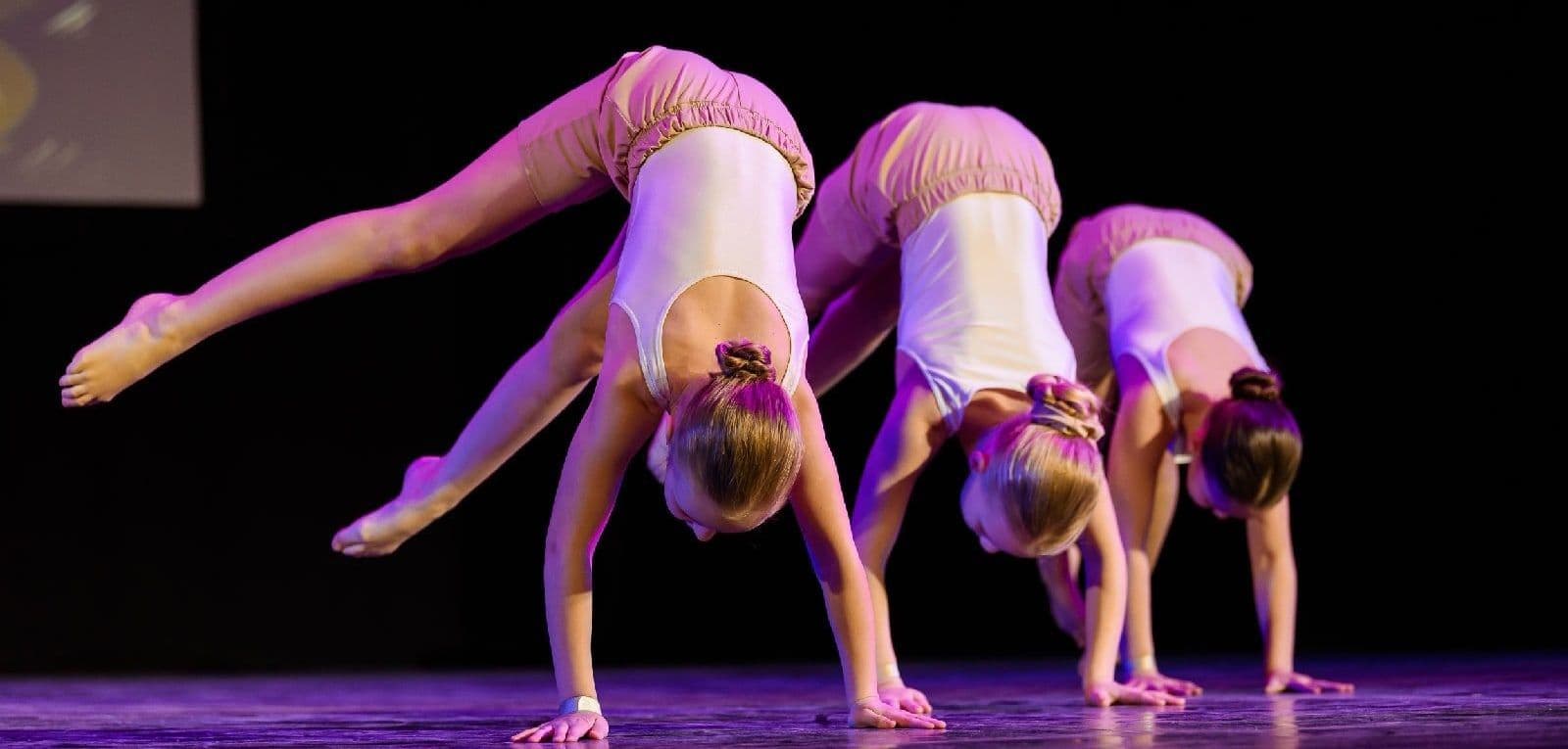 Современный танец - средняя группа спортивных танцев, хореограф Анастасия Ж.