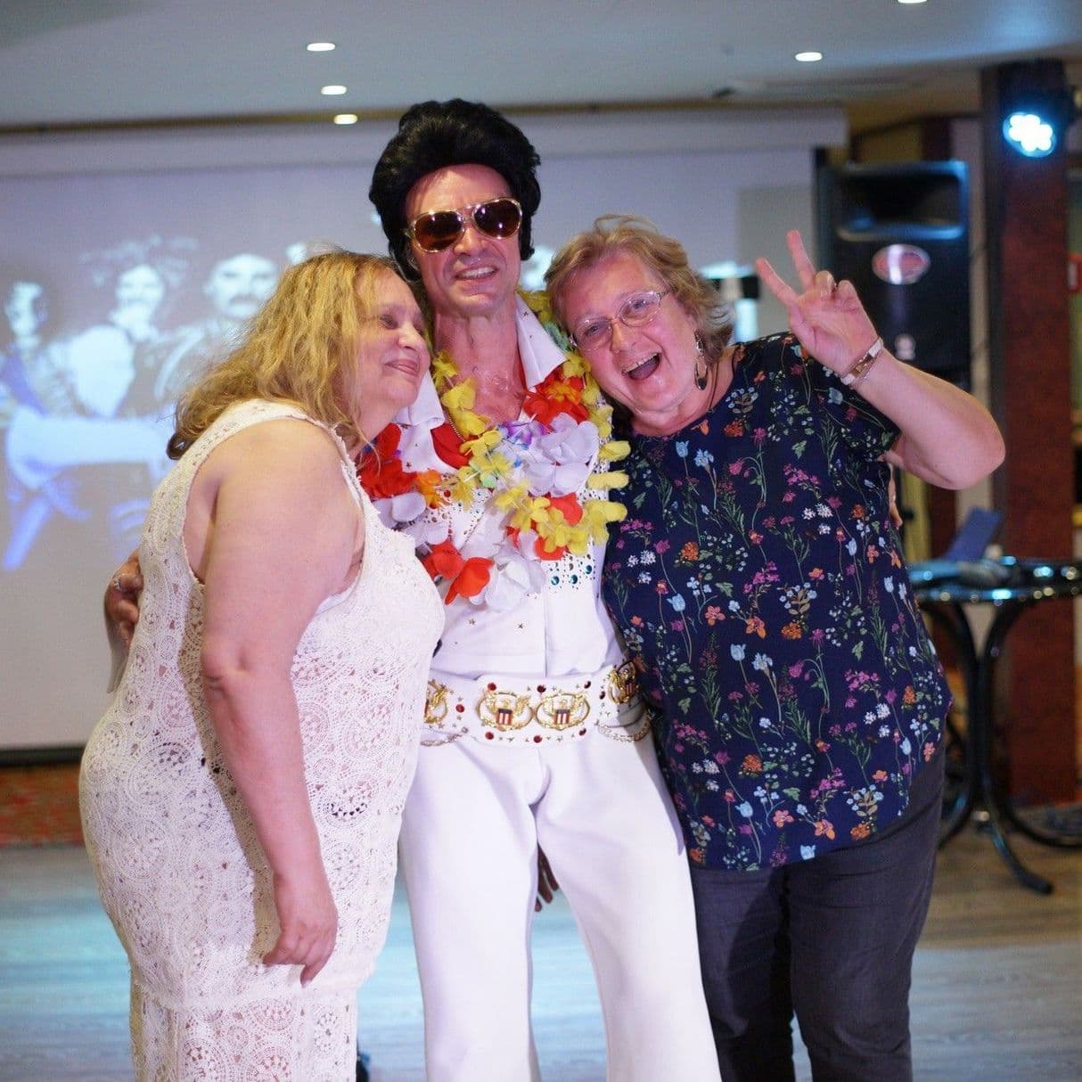 Elvis Presley и его поклонницы