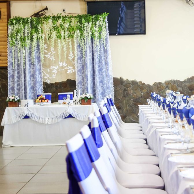 Декор свадьбы в синем цвете с кружевом