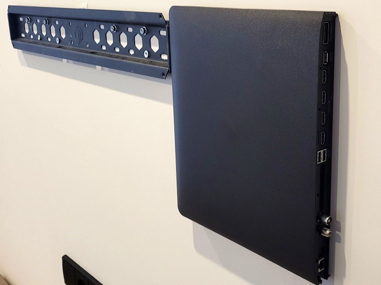 Блок Slim One Connect телевизора Samsung S95 на стене