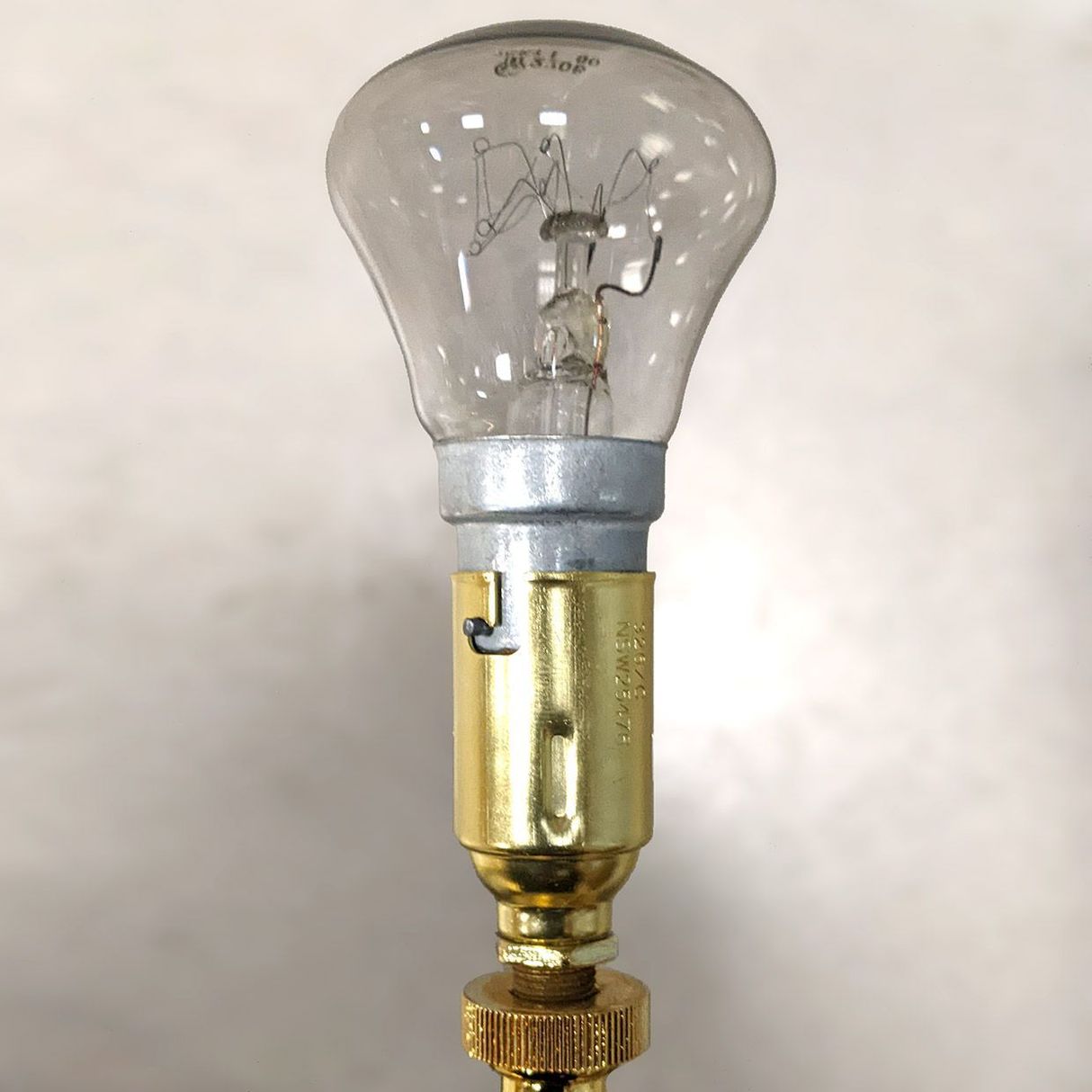 Байонетный патрон с лампой B22d в декоративном светильнике