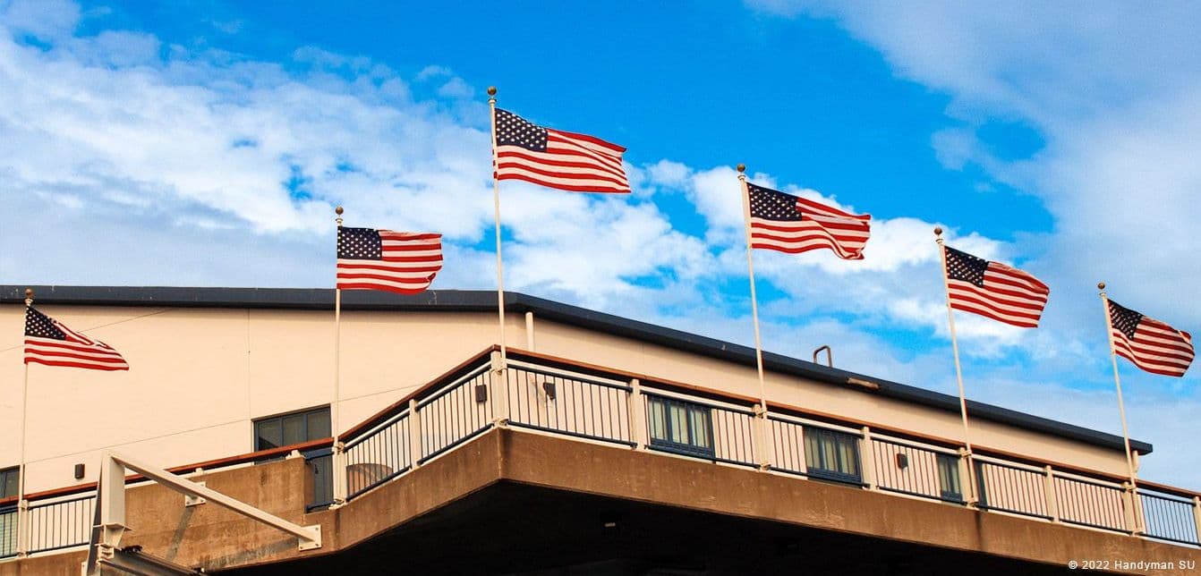 Флаги США на здании в Сан Франциско