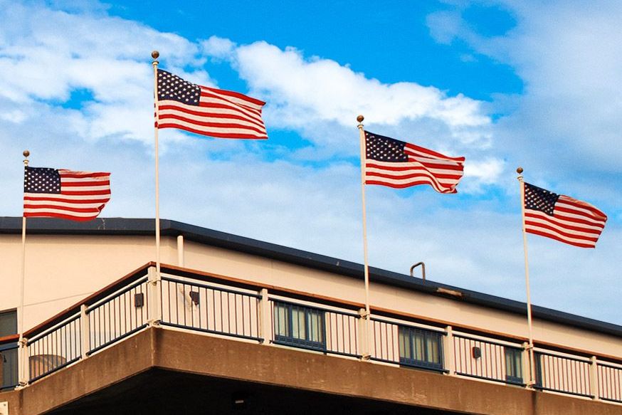 Флаги США на здании Океанариума Сан-Франциско