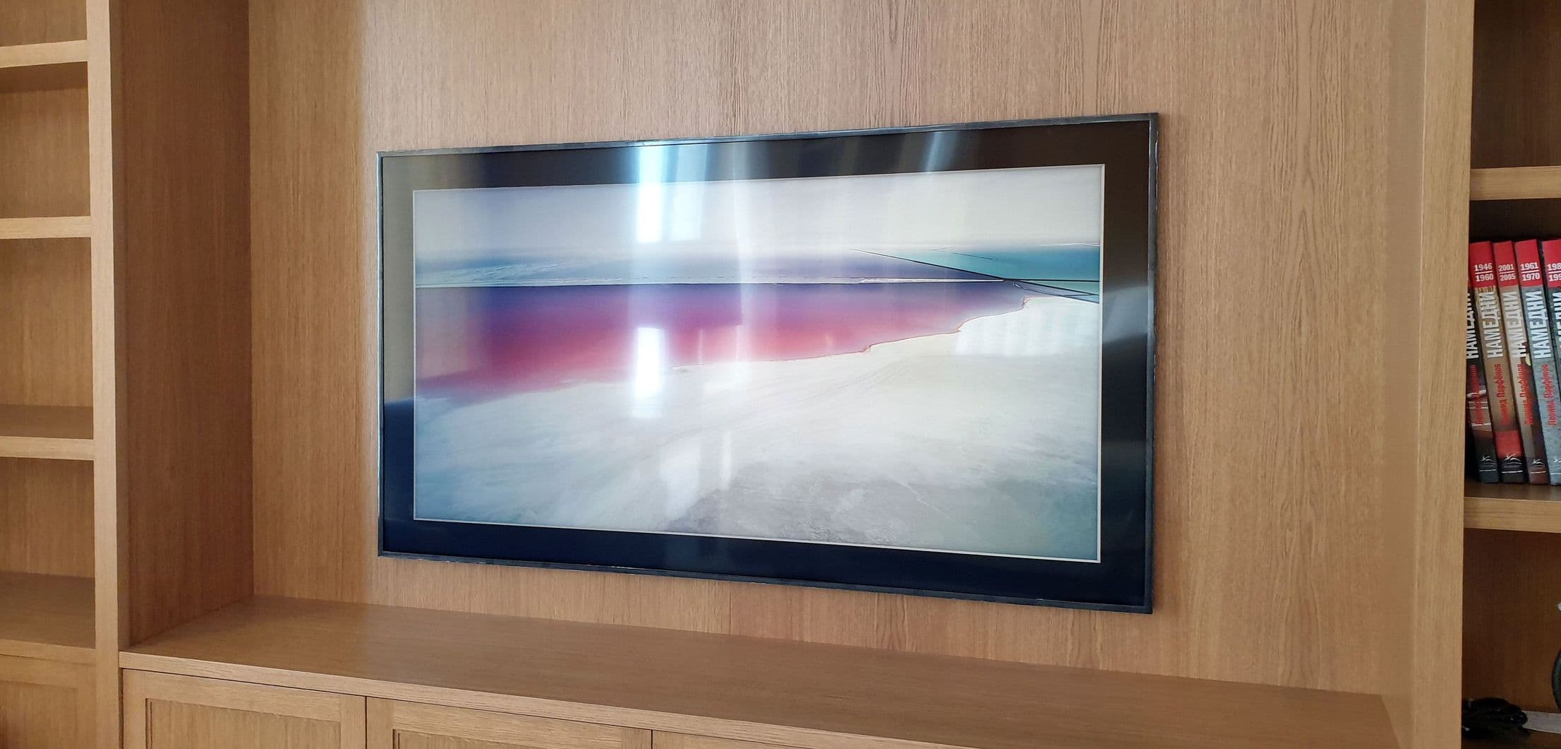 Телевизор Samsung The Frame в режиме Картина