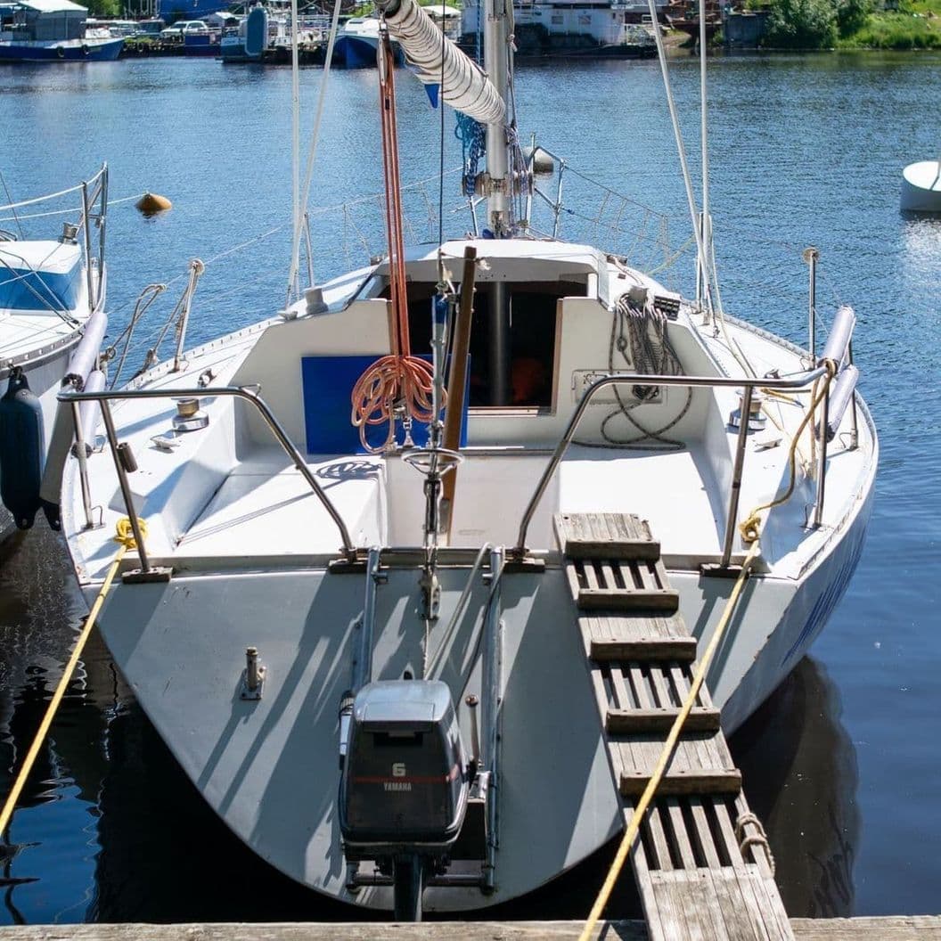 Аренда яхты  Мицар в Перми. Благодаря своему размеру и лёгкости способна развить большую скорость под парусами. Есть подвесной мотор на случай штиля.