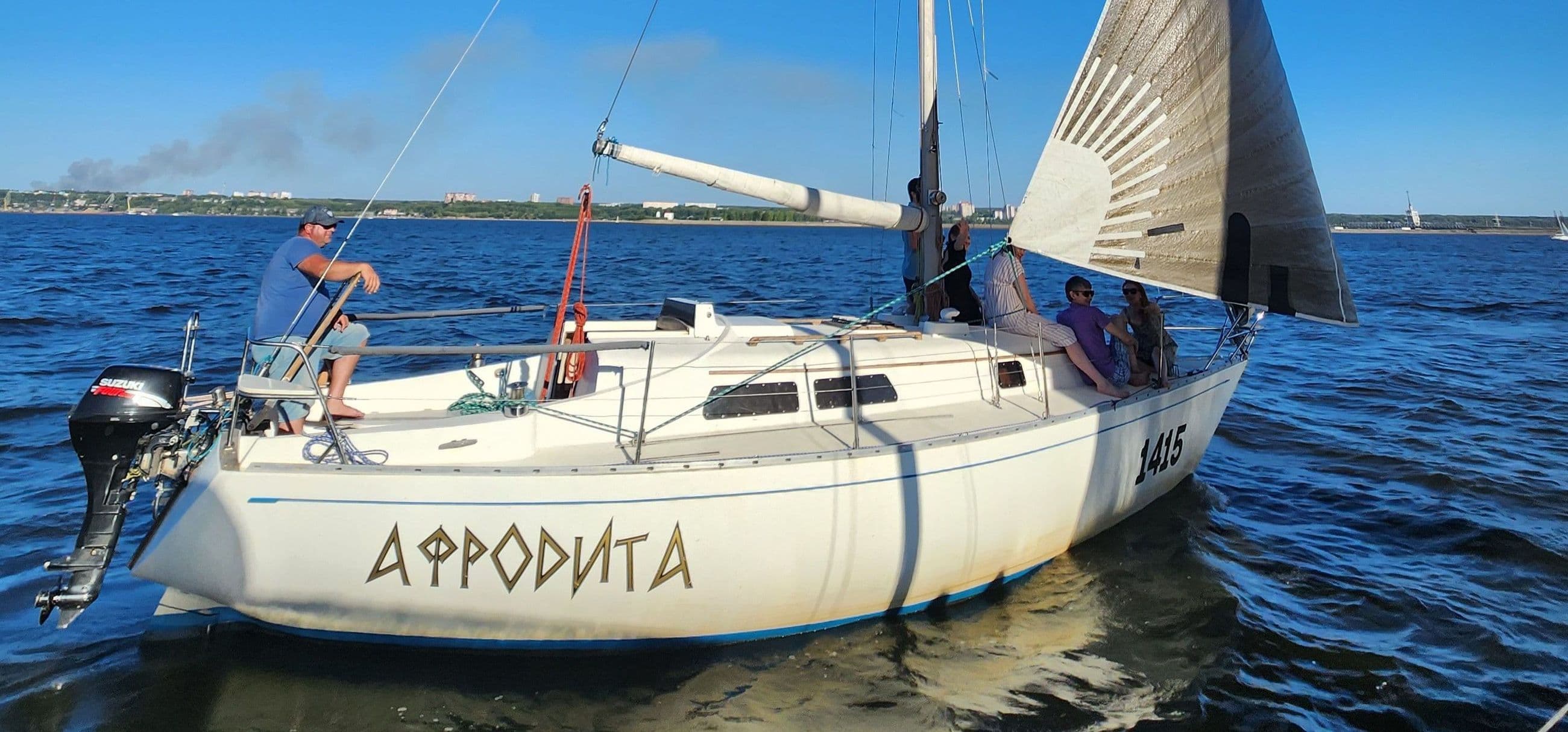 Яхта Афродита под парусом в перми