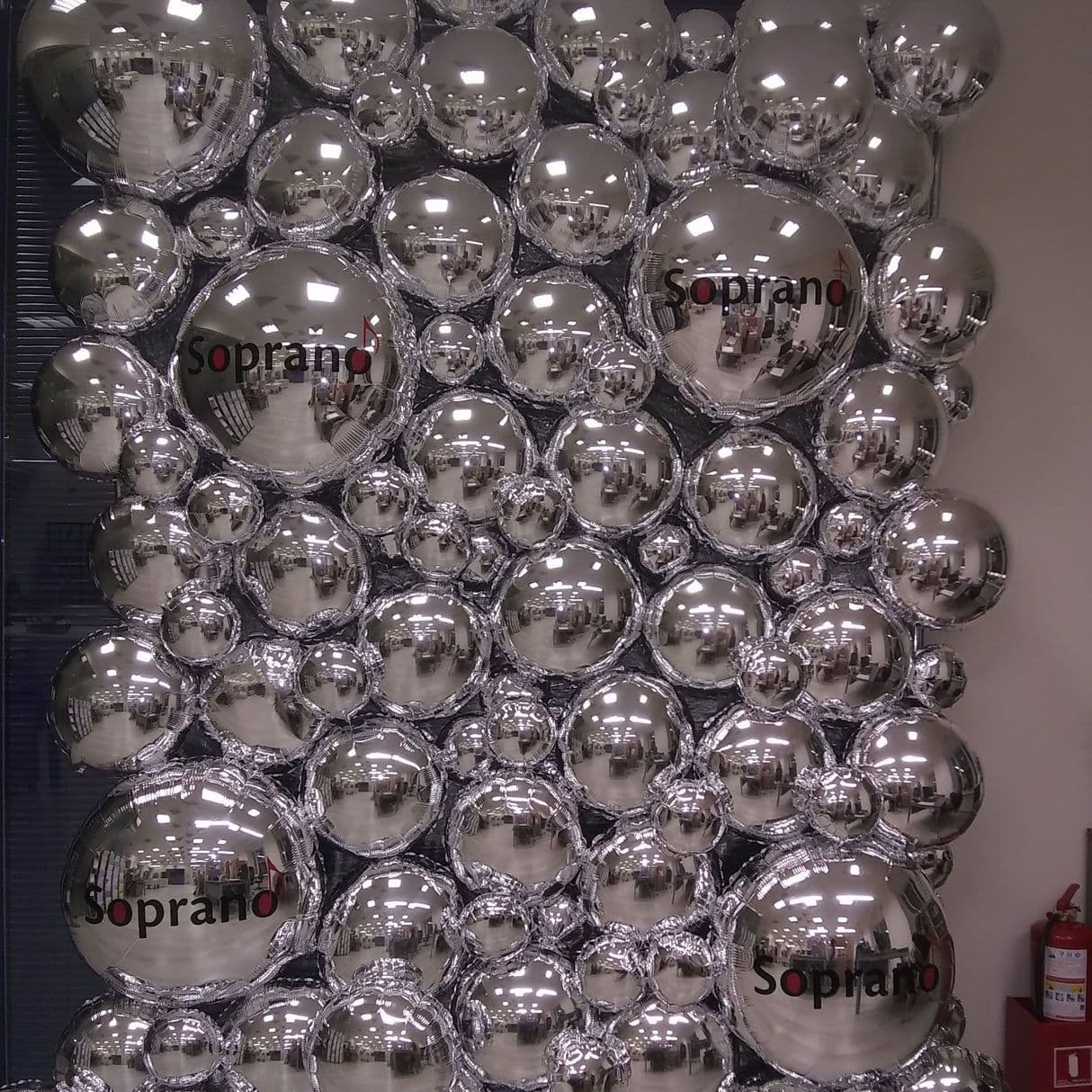 серебряная фотозона из фольгированных шаров