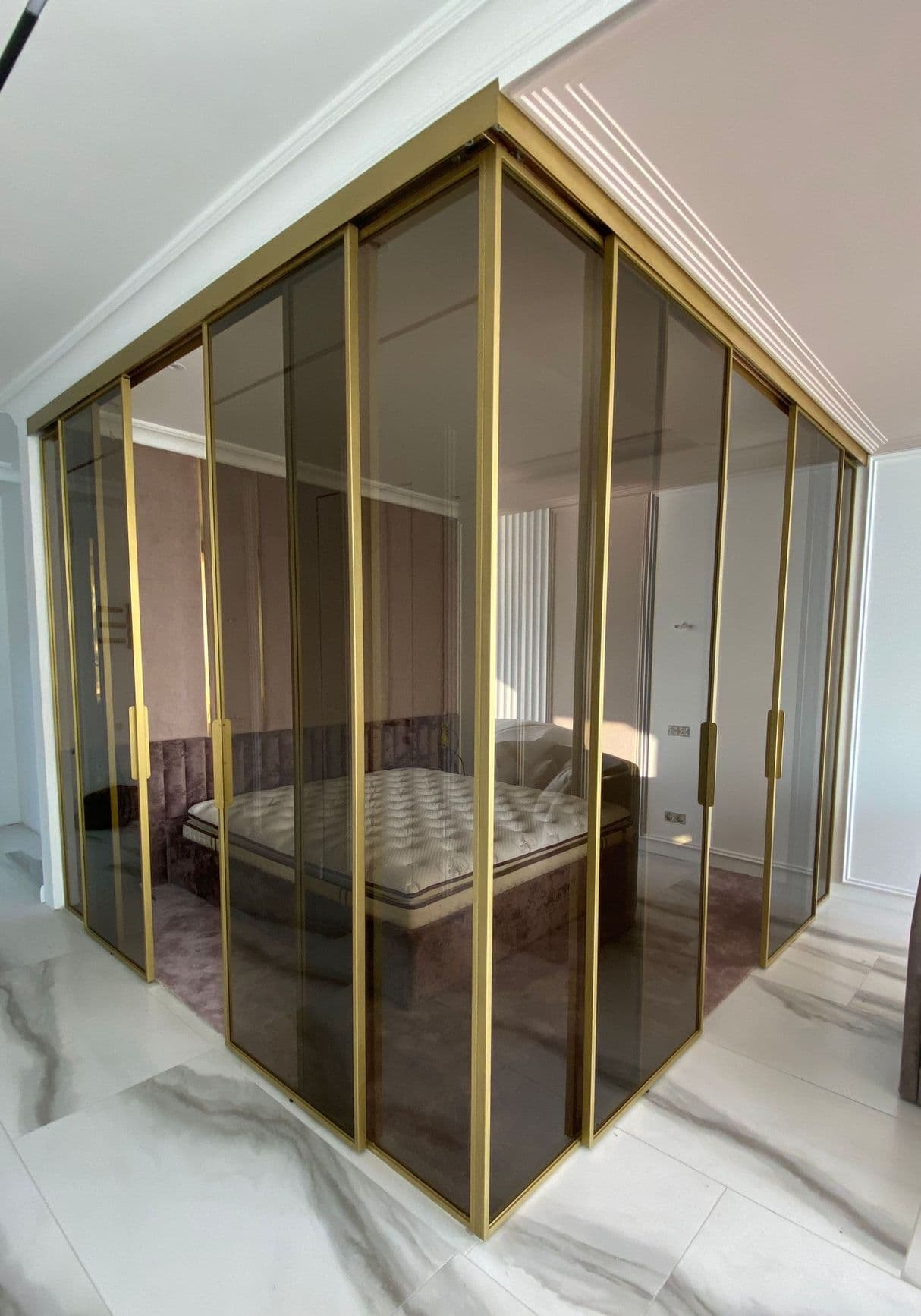 Угловая стеклянная перегородка с раздвижными дверьми для зонирования спальни