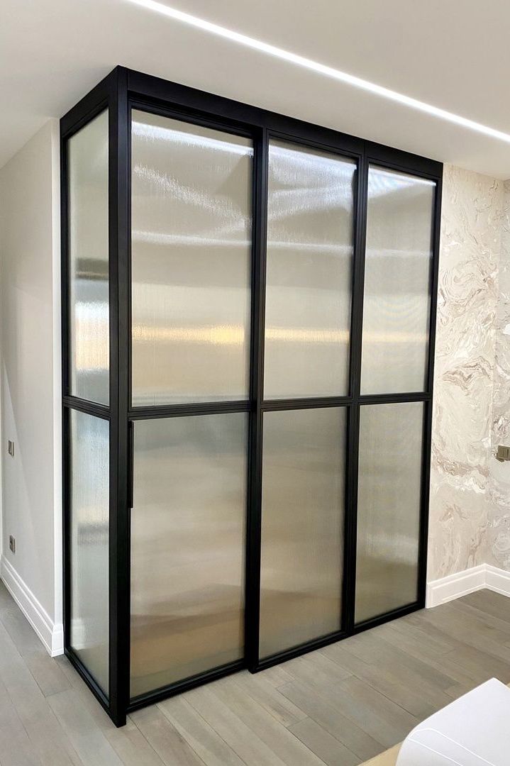 Лофт перегородка из стали Modello Ferroс рифленым стеклом и раздвижной дверью для выделения гардеробной в спальне. Монтаж в г. Самара
