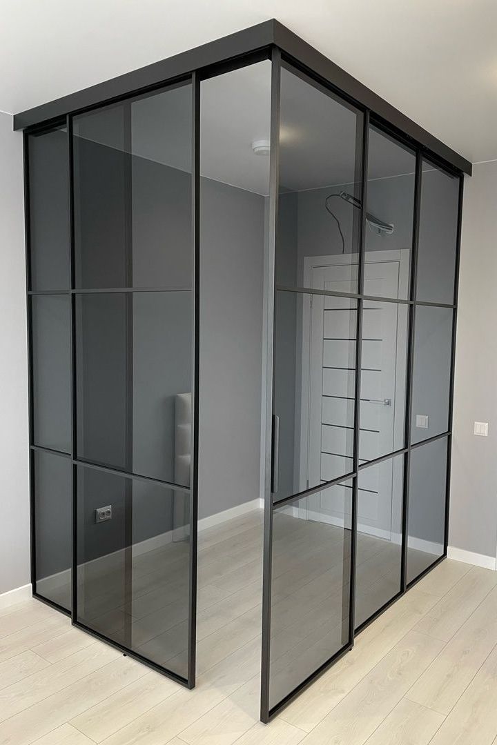 Алюминиевая угловая перегородка Modello Trenta с раздвижными дверьми для организации гардеробной комнаты. Монтаж в г. Самара