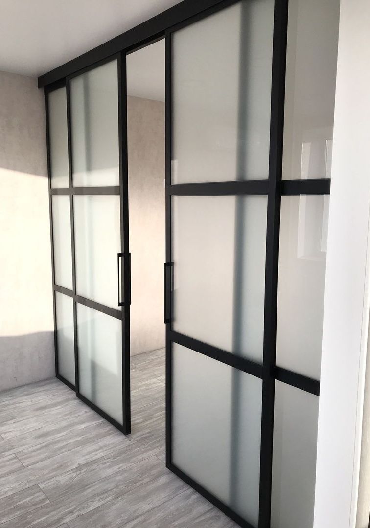 Алюминиевая лофт перегородка с двумя раздвижными дверьми и матовым стеклом для зонирования спальни в однокомнатной квартире