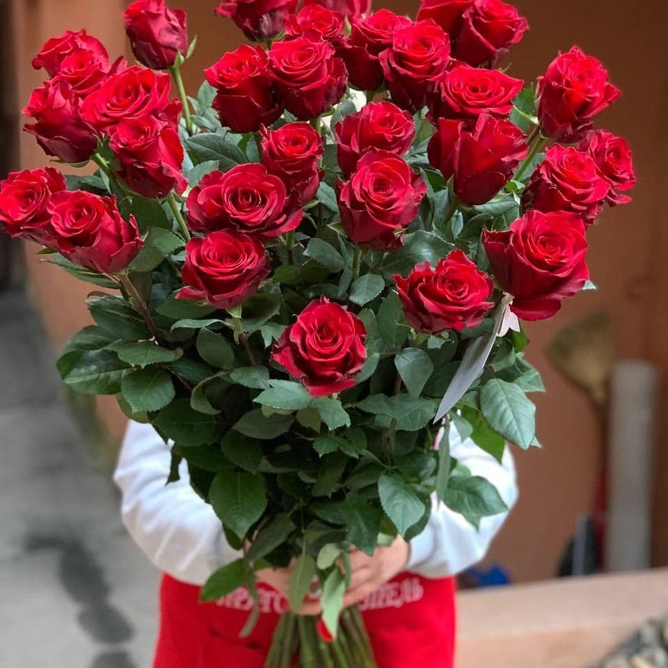 вы можете купить букеты красных Премиум роз из живых цветов с доставкой на похороны 