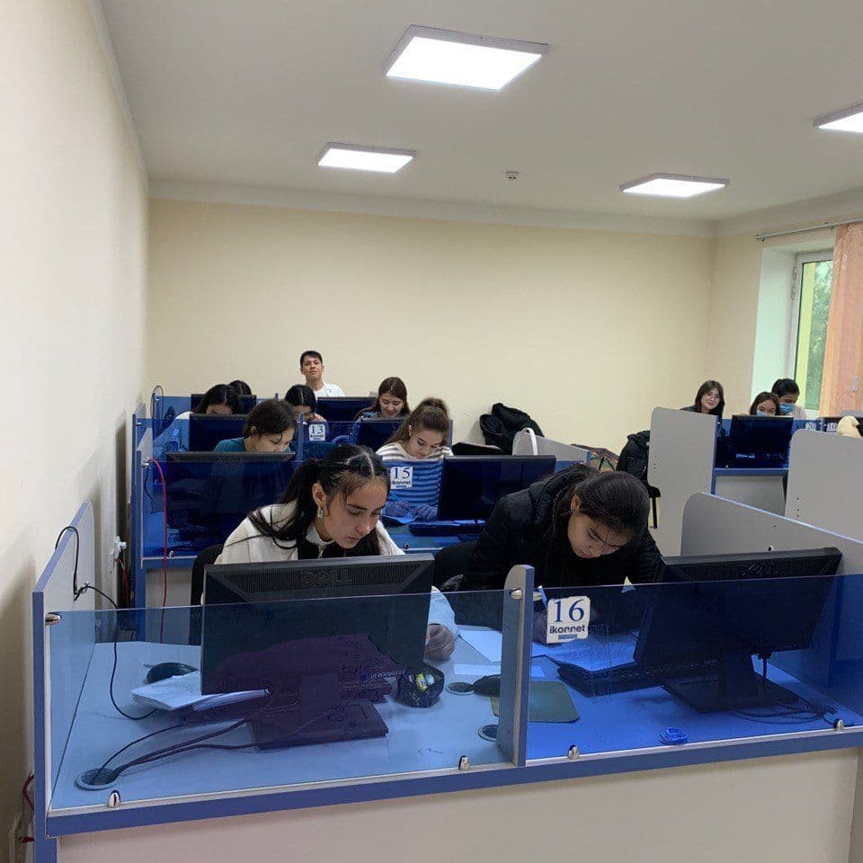 Купить Обучающиеся Ташкентского финансового института проходят тест на определение уровня владения русским языком