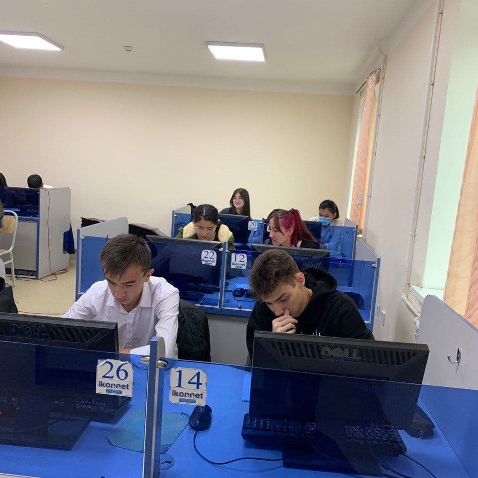 Купить Обучающиеся Ташкентского финансового института проходят тест на определение уровня владения русским языком