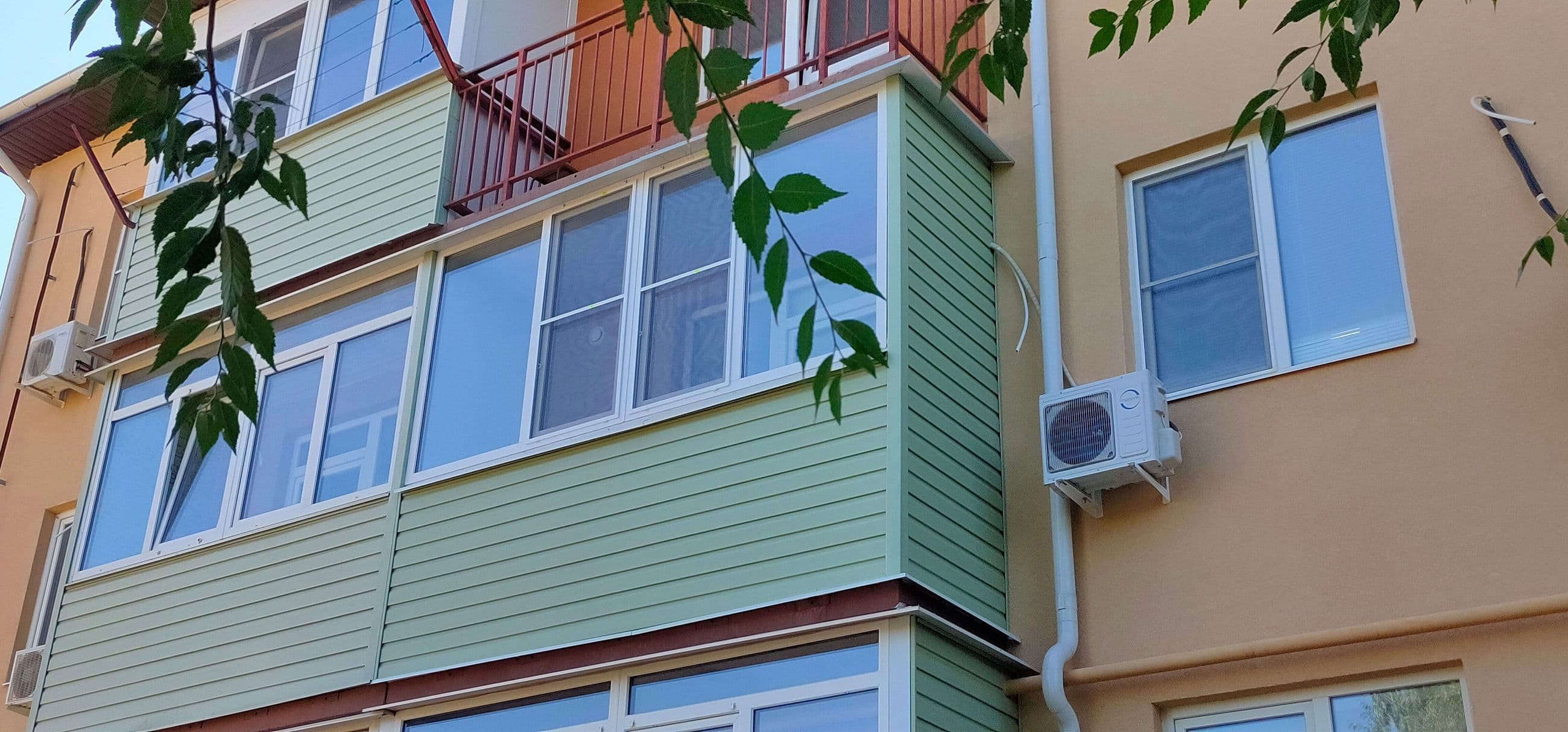 osteklenie-balkona-otdelka-balkona-plastikovye-okna