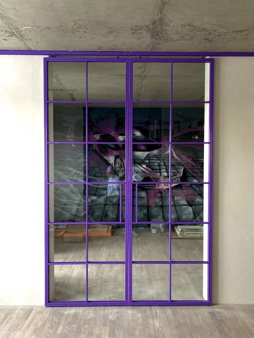 Раздвижные двери из металла и стекла для спальни в эксклюзивном цвете Самара