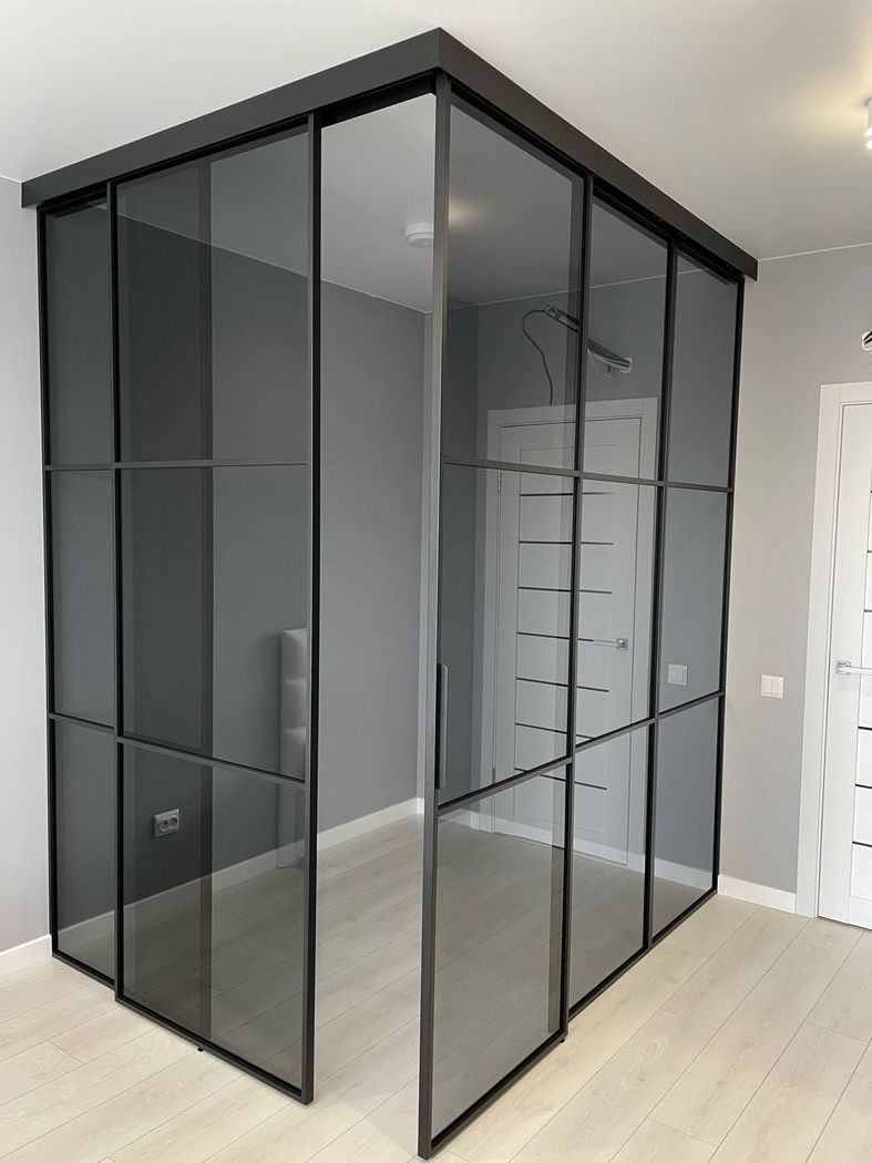 Алюминиевая перегородка с раздвижными дверьми для организации гардеробной комнаты Самара