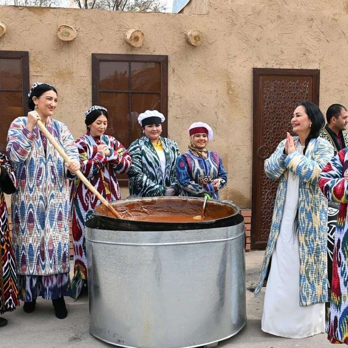 Женщины варят сумаляк на праздник Навруз