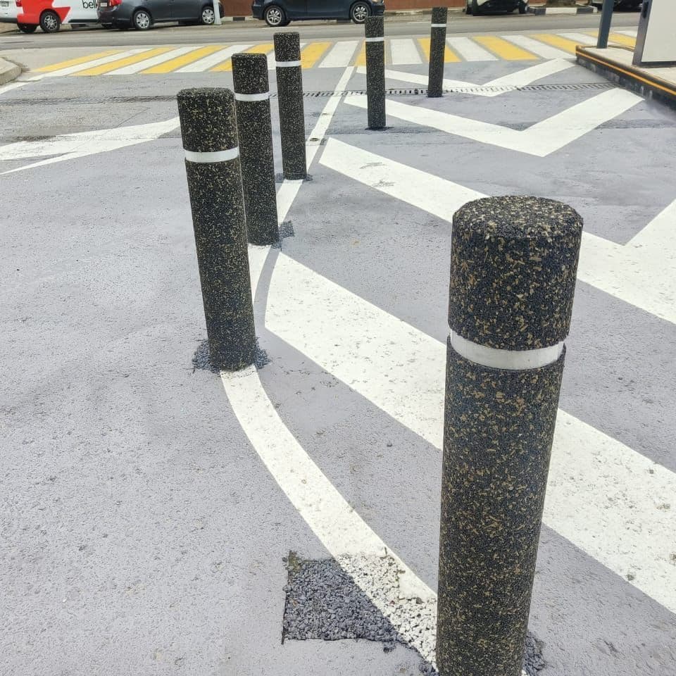 Дорожный столб резиновый на парковку в Сочи ограничитель из резиновой крошки на металлический столб 