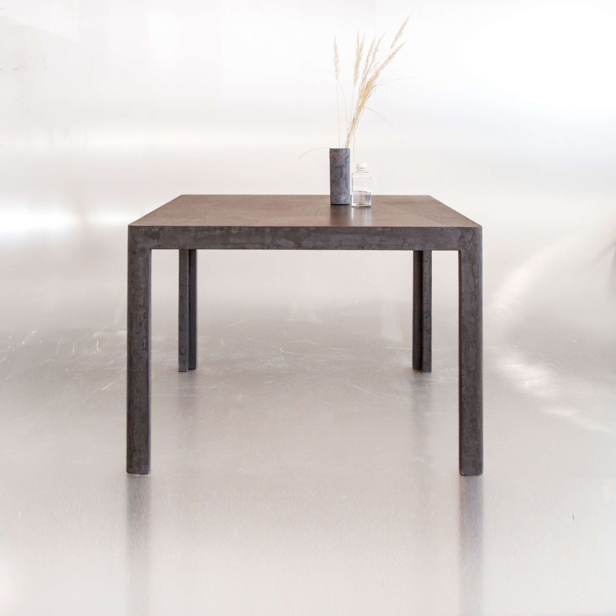 Фото квадратного стола Monolit