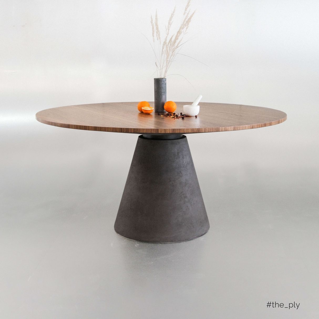 Фото стола Round с деревянной столешницей