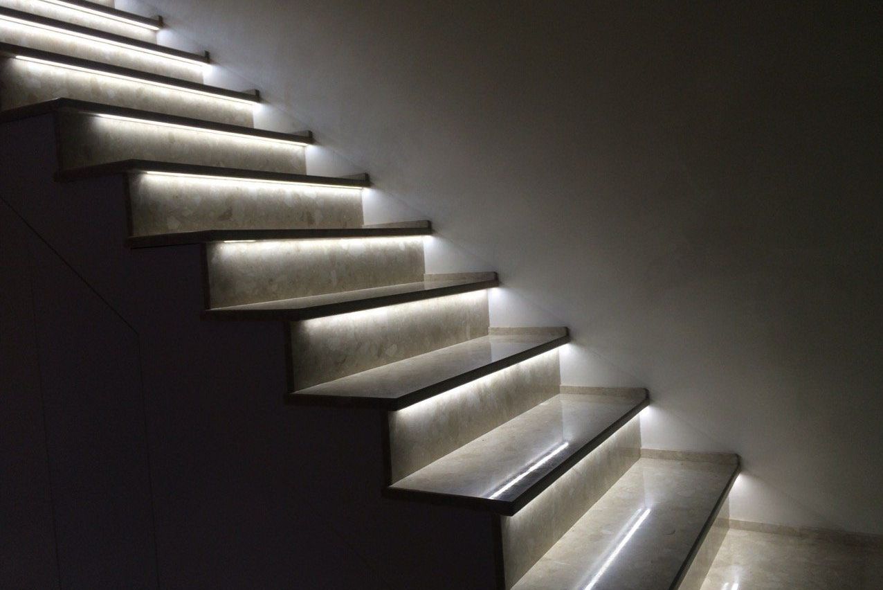 Лестница из искусственного камня с подсветкой